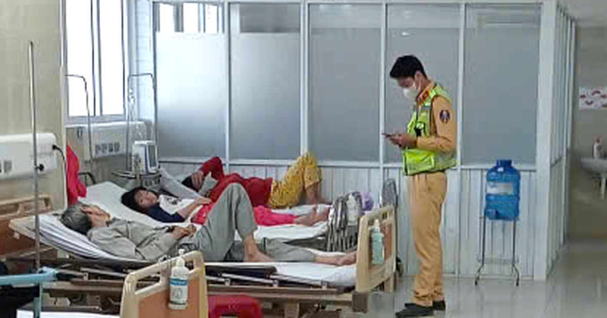 Cháu bé sốt cao, ói mửa trên quốc lộ: Cảnh sát dùng xe đặc chủng đưa đi cấp cứu