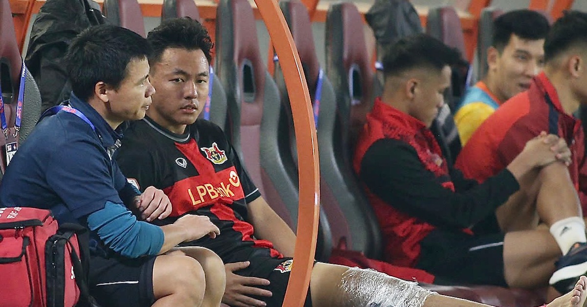 Tuyển thủ Nguyễn Thái Sơn đứt dây chằng đầu gối