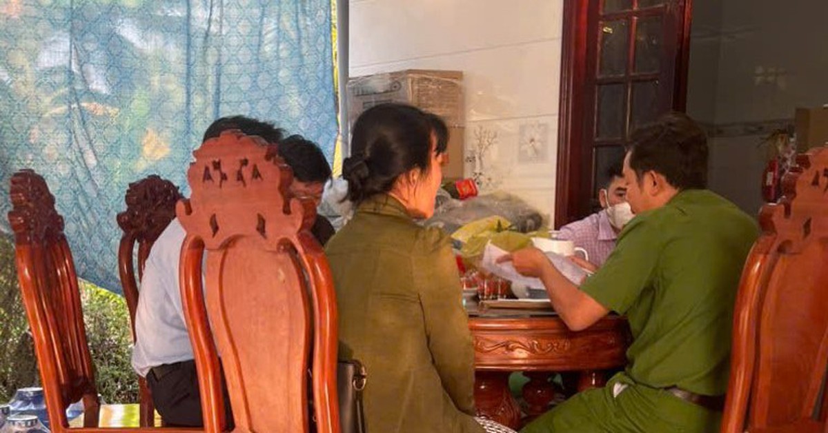 Vụ 2 người chết, 4 người nhập viện: Mua rượu trắng về pha  rượu ngâm trái mỏ quạ và nấm linh chi