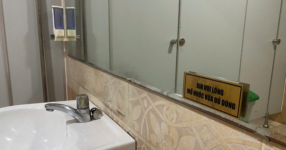 Mang cả tai nghe, đồng hồ, đèn học lên cơ quan sạc, tiết kiệm ở nhà, lãng phí ở cơ quan?