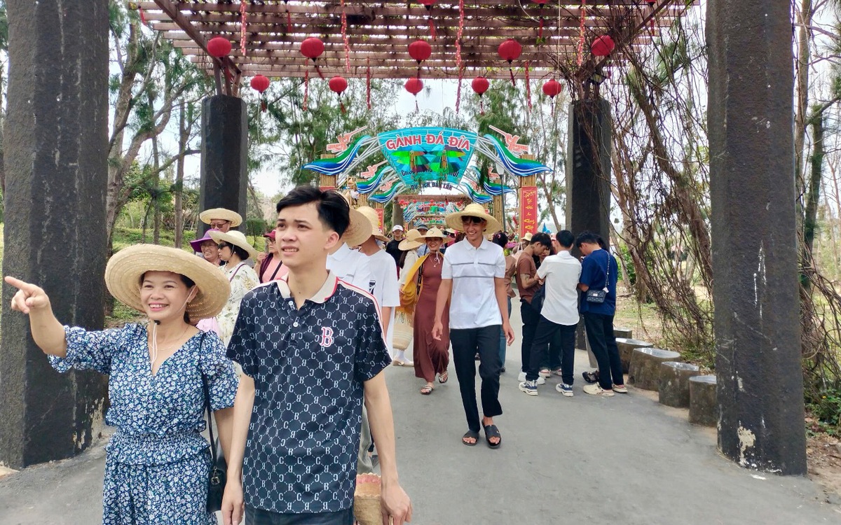 Tết nhộn nhịp ở đông Đắk Lắk: Mũi Điện, Gành Đá Đĩa đông nghịt, khách sạn 'cháy phòng'