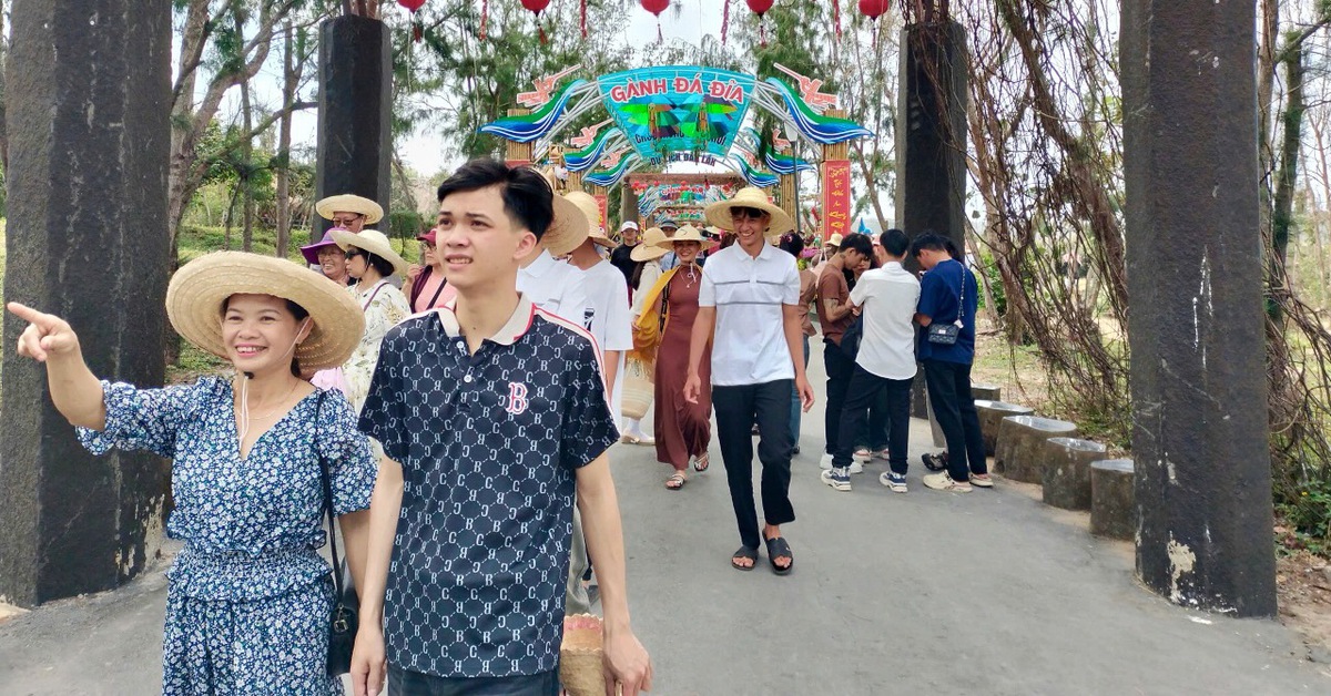 Tết nhộn nhịp ở đông Đắk Lắk: Mũi Điện, Gành Đá Đĩa đông nghịt, khách sạn 'cháy phòng'