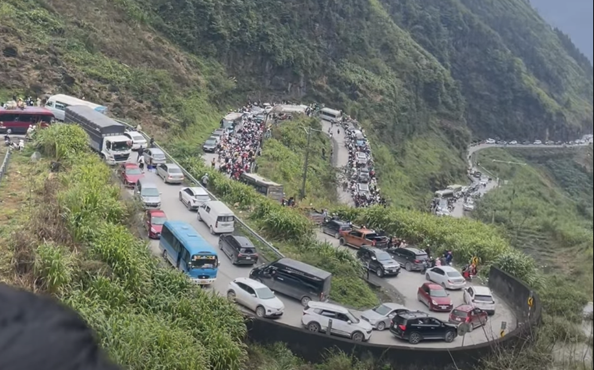 Hà Giang mùng 4 Tết: Đường kẹt cứng, nhiều du khách không tìm được phòng