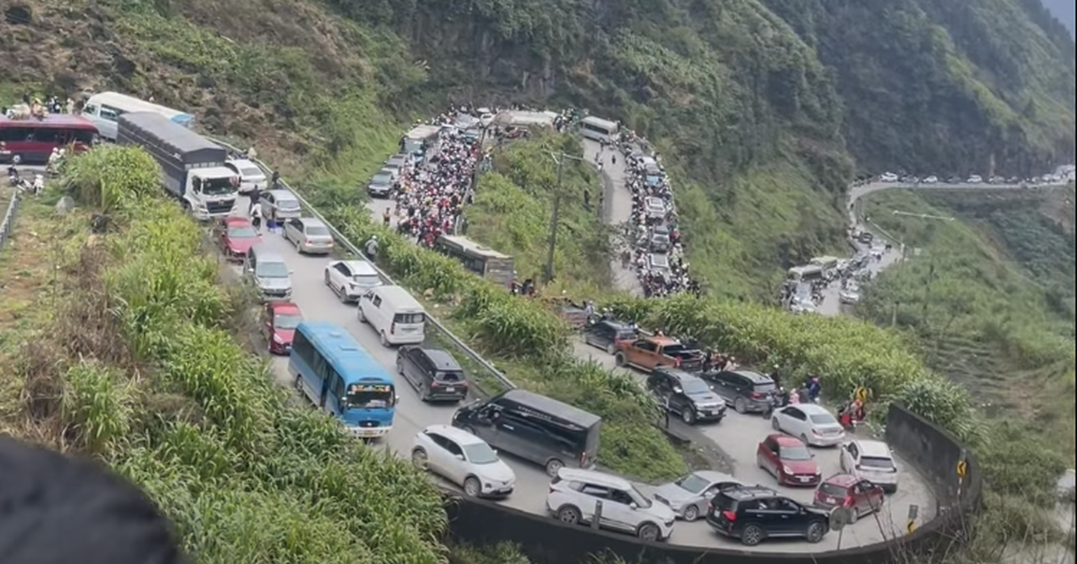 Hà Giang mùng 4 Tết: Đường kẹt cứng, nhiều du khách không tìm được phòng