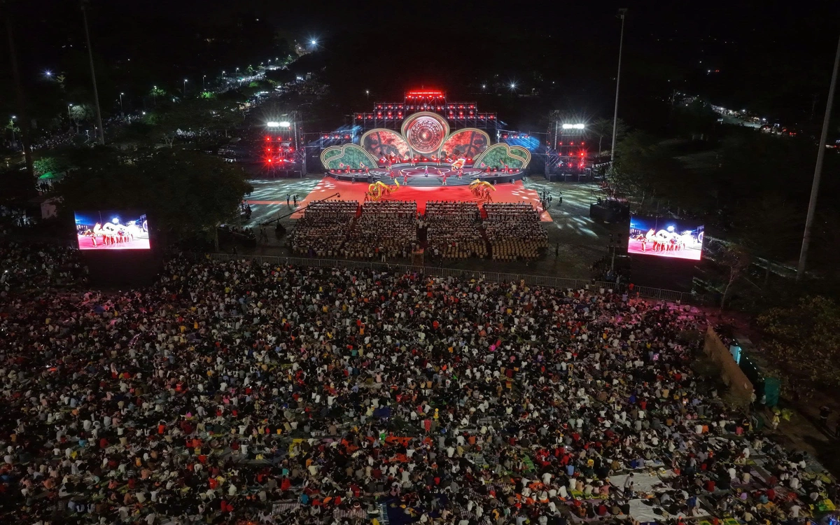 Núi Bà Đen chật kín gần 300.000 người trong đêm khai hội xuân 2026