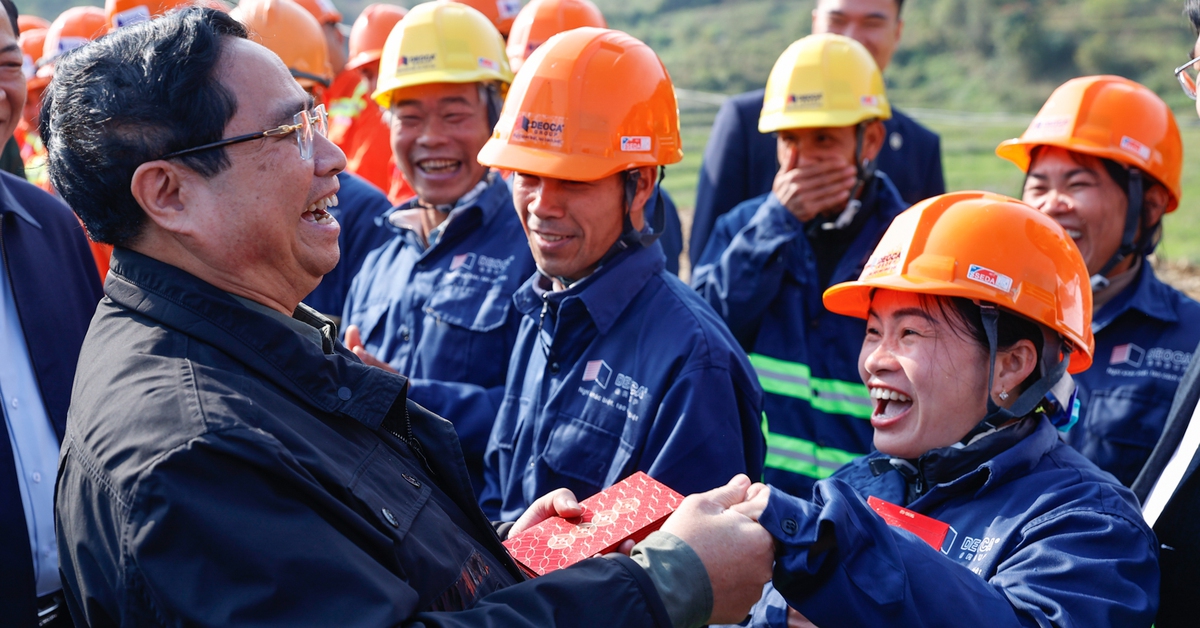 Thủ tướng thăm công nhân làm đường cao tốc Đồng Đăng - Trà Lĩnh và Hữu Nghị - Chi Lăng