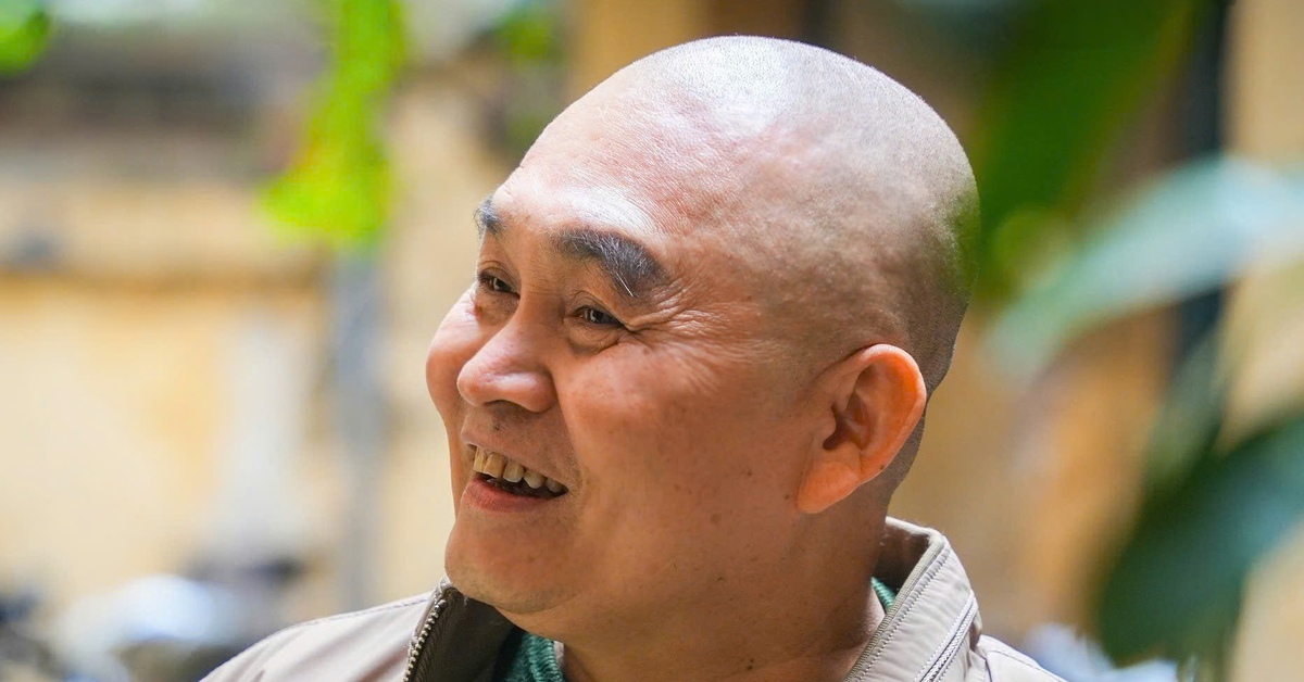 'Mùi phở': Kịch bản yếu và vụ quỳ lạy khán giả