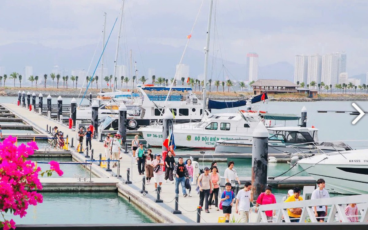 Mùng 4 Tết, Nha Trang đón tàu biển chở hơn 3.500 khách du lịch từ Mỹ, Úc, Trung Quốc...