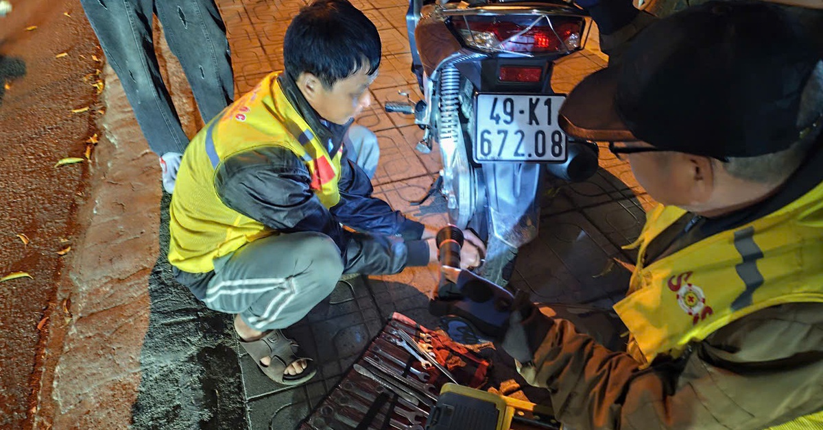 SOS Bảo Lộc vá xe miễn phí xuyên đêm cho khách du xuân