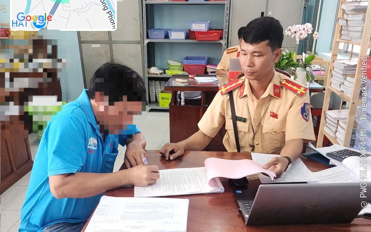 Xe khách 'nhồi' 55 người trên quốc lộ 80, tài xế và chủ xe bị phạt gần 100 triệu