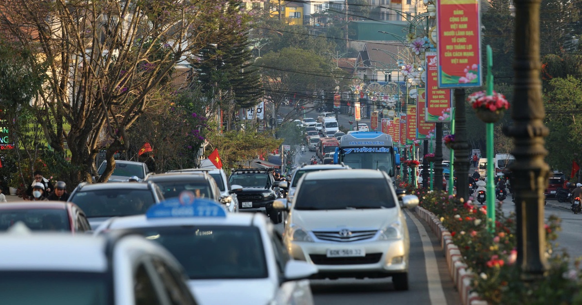 Mùng 4 Tết, Đà Lạt đông đúc, khách sạn treo bảng 'hết phòng' khắp trung tâm