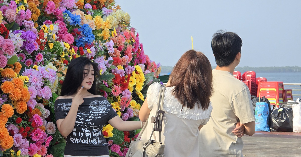 Đại cảnh 'Mã đáo thành công' hút khách du lịch đến mùng 5