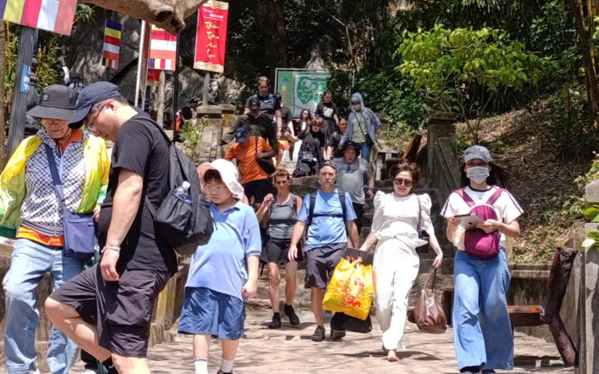 Biển xe ken đặc Ngũ Hành Sơn, du khách xếp hàng dài lên Thủy Sơn