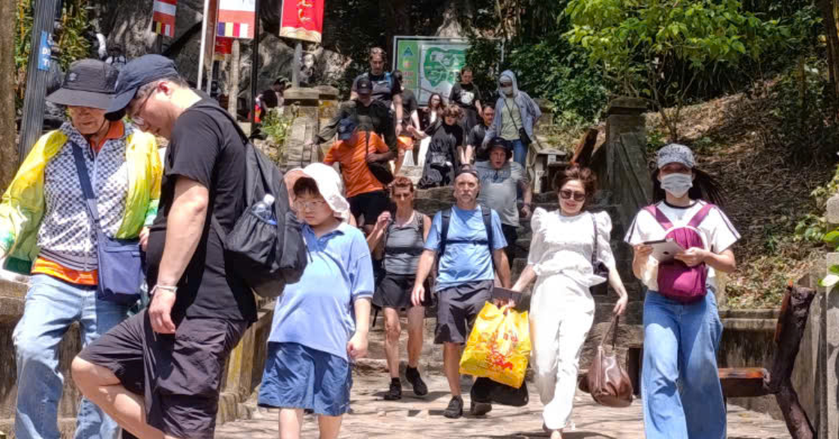 Biển xe ken đặc Ngũ Hành Sơn, du khách xếp hàng dài lên Thủy Sơn