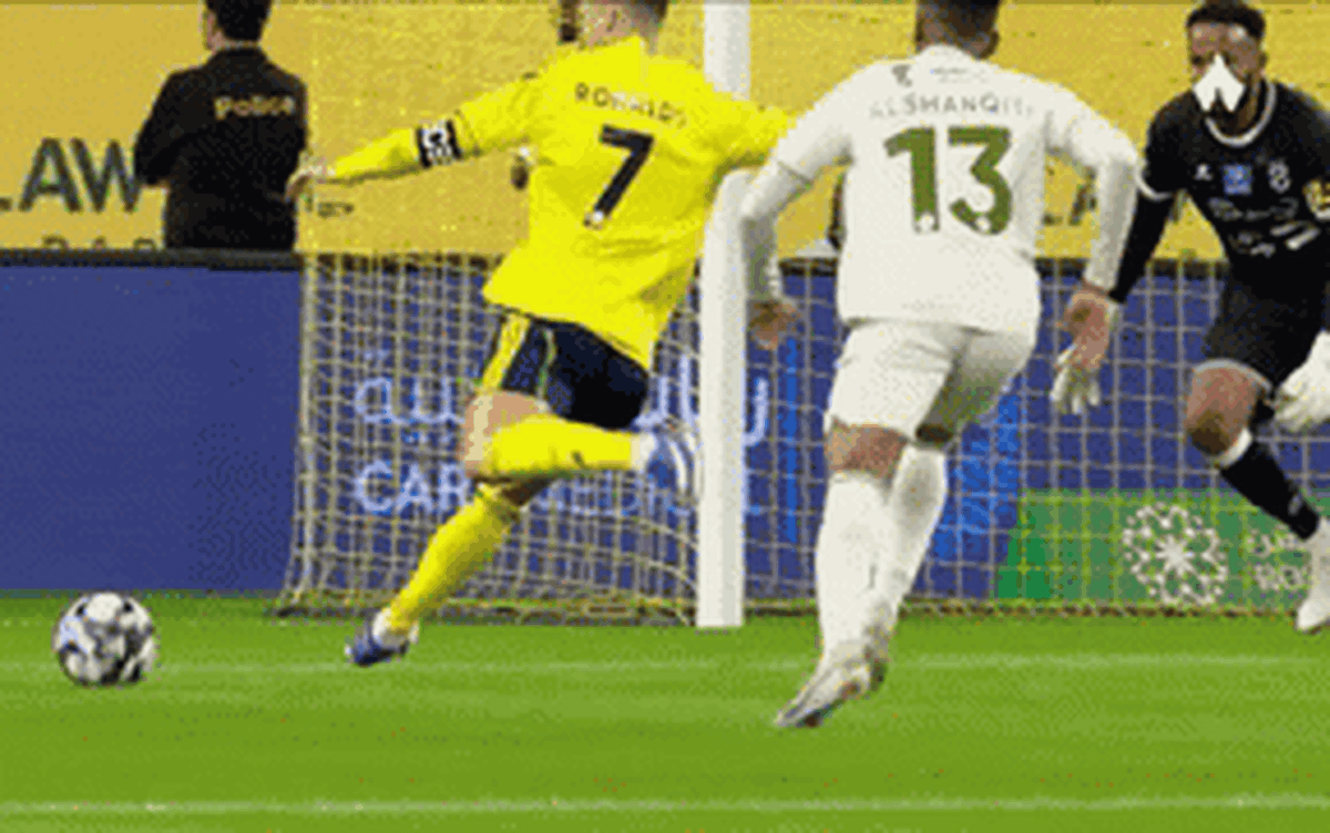 Ronaldo tiến gần hơn cột mốc 1.000 bàn thắng