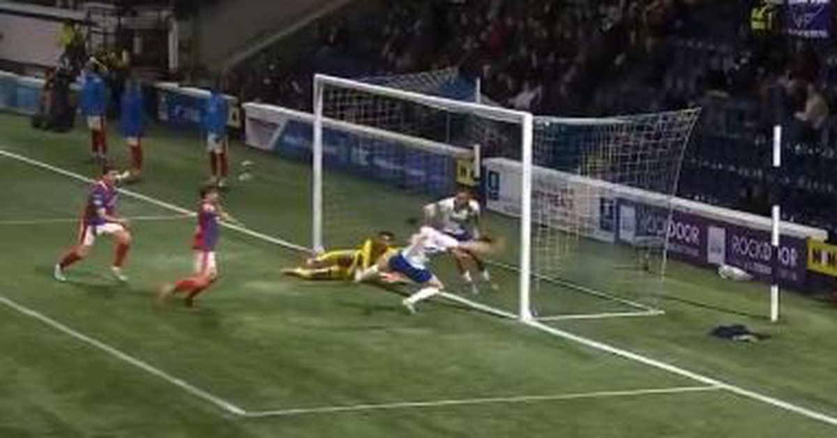 Cầu thủ phá bóng ngay trên vạch vôi để... 'ngăn cản' đồng đội ghi bàn