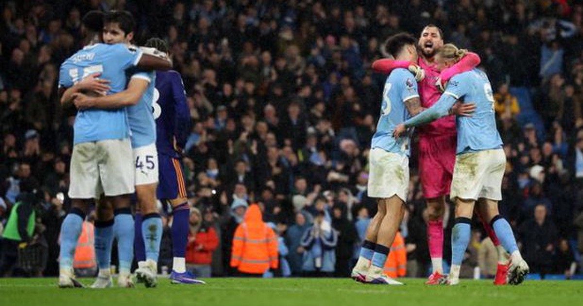 Đánh bại Newcastle, Man City chỉ còn kém Arsenal 2 điểm