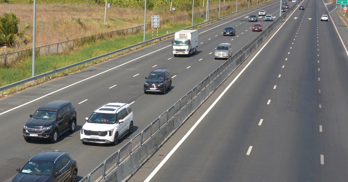 Xe cộ đông đúc trở lại sau Tết, cấm xe tại nút giao vào cao tốc Phan Thiết - Dầu Giây