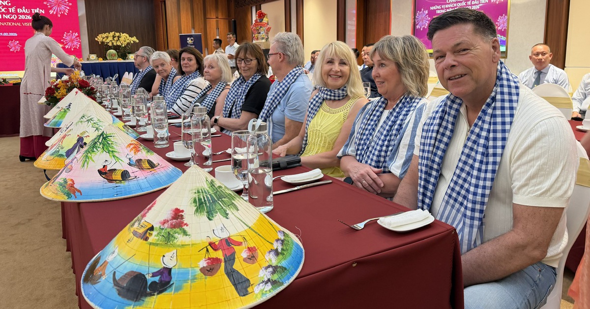 Mùng 5 Tết: khách quốc tế đến TP.HCM bất ngờ với tiền lì xì, nhận tranh thư pháp