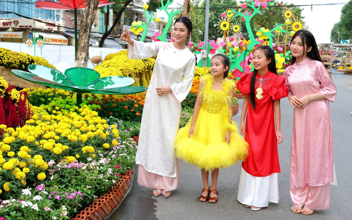 Gần 44.000 lượt khách đến đường hoa Cần Thơ mỗi ngày