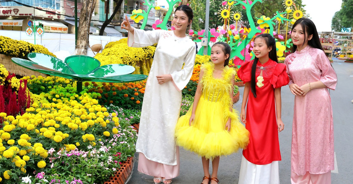 Gần 44.000 lượt khách đến đường hoa Cần Thơ mỗi ngày