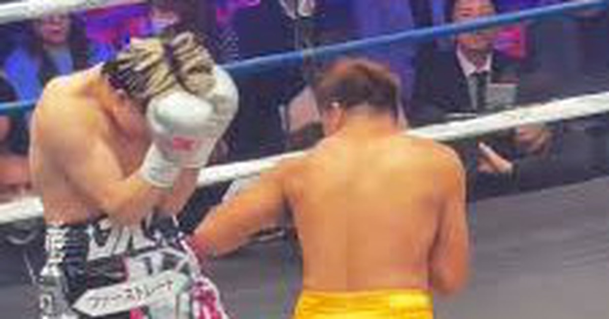 Võ sĩ ôm mặt chịu đựng 40 cú đấm liên tiếp, tung 1 đòn đo ván đối thủ