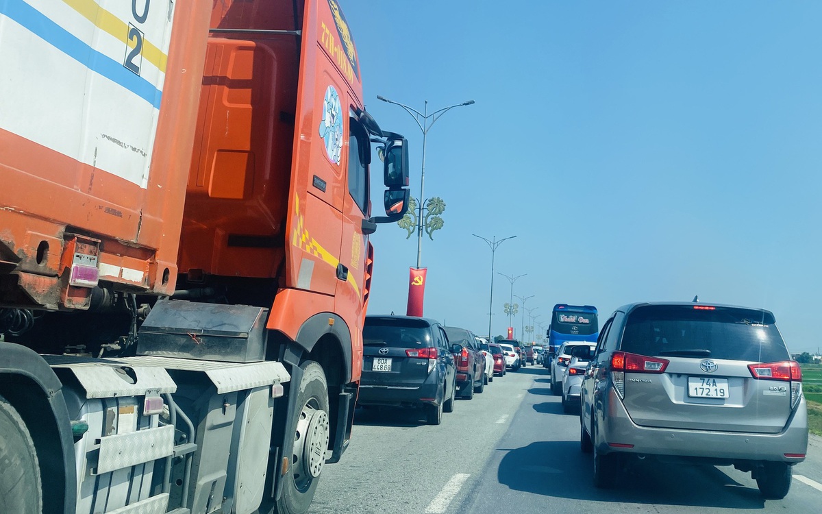 Cao tốc thi công mở rộng, xe nối đuôi thành hàng dài trên quốc lộ 1 qua miền Trung