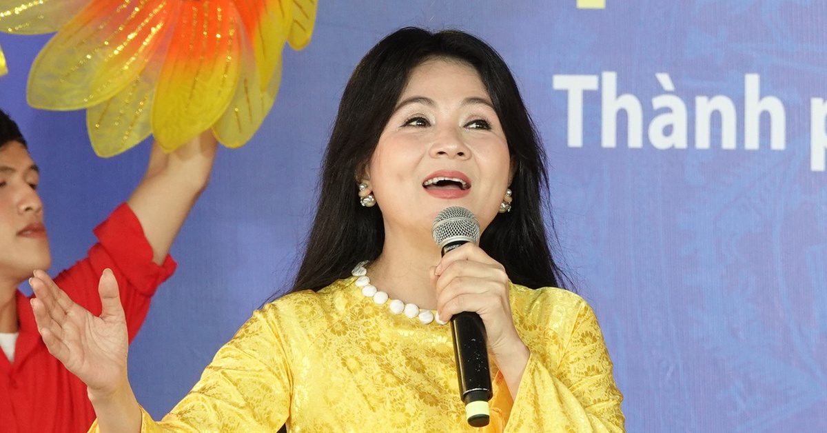 Thoại Miêu, Thanh Ngân xúc động hát trong chương trình Tiến theo cờ Đảng - Vào kỷ nguyên mới