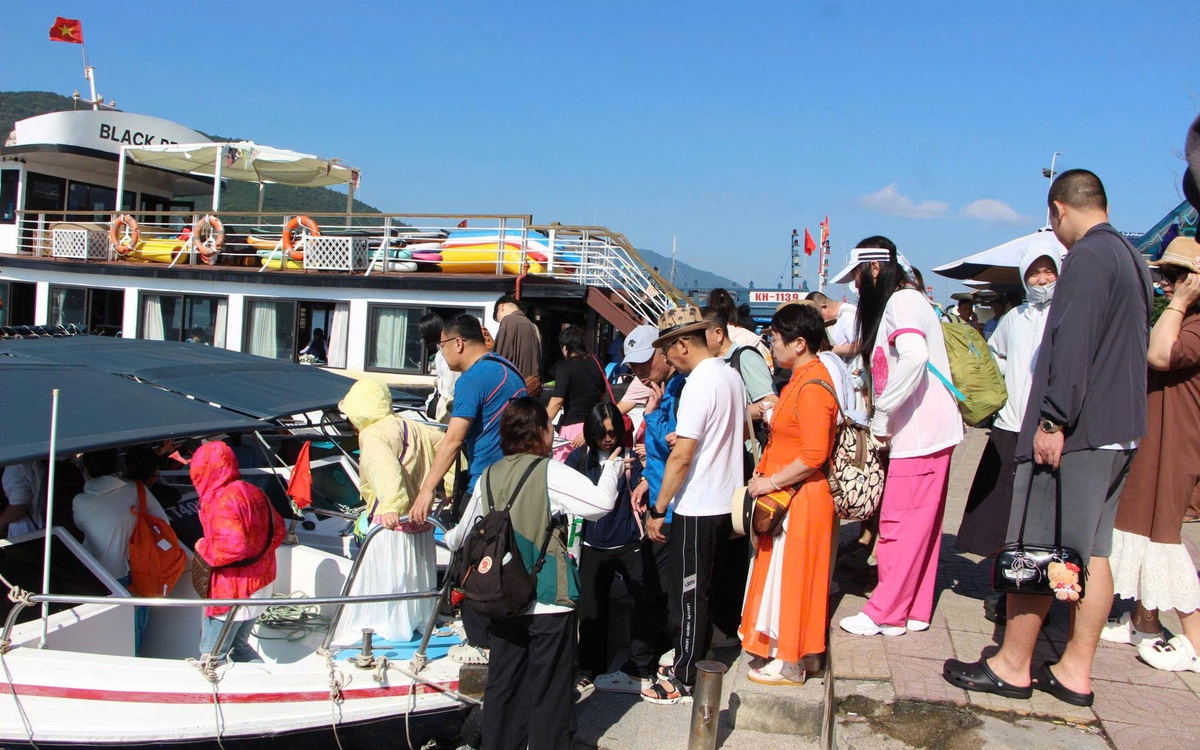 Biển người đổ về Nha Trang mùng 5 Tết: Trung tâm kẹt cứng, khách sạn kín phòng