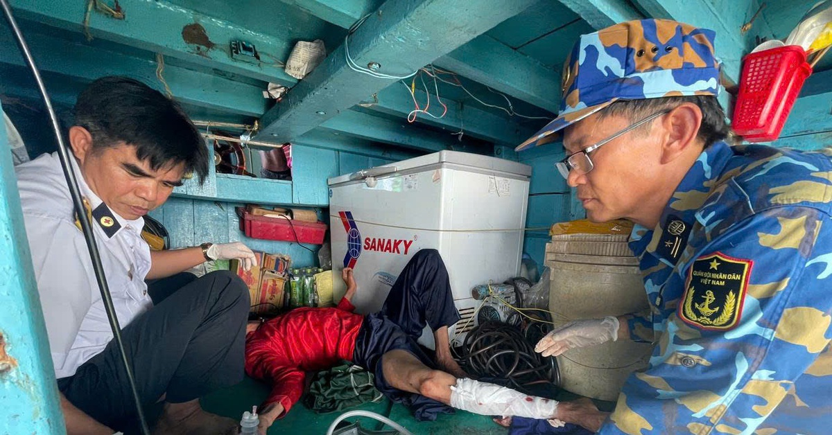 Nhà giàn DK1/10 kịp thời cấp cứu ngư dân bị thương nặng ngày mùng 6 Tết