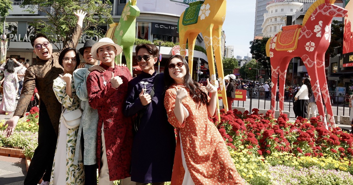 TP.HCM bội thu 12.150 tỉ đồng du lịch Tết, vé máy bay 'nóng' đến rằm tháng giêng