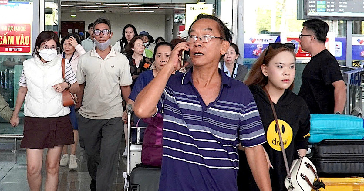 Sau sự cố flycam, sân bay Đà Nẵng nườm nượp người với số chuyến bay 'chạm đỉnh'