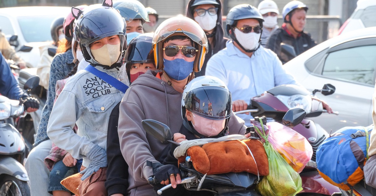 Người dân lỉnh kỉnh đồ đạc trên xe trở lại TP.HCM sau kỳ nghỉ Tết