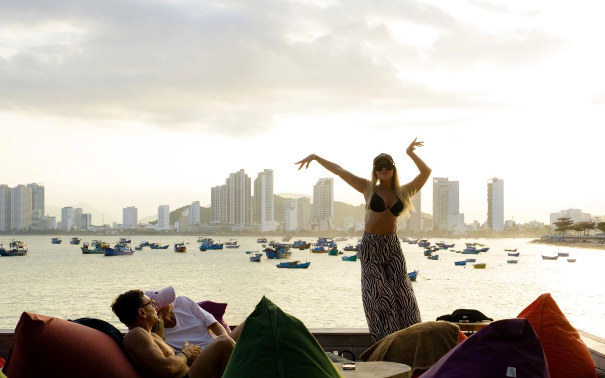 Hoàng hôn 'tỉ đô' ở Nha Trang thu hút du khách đầu năm