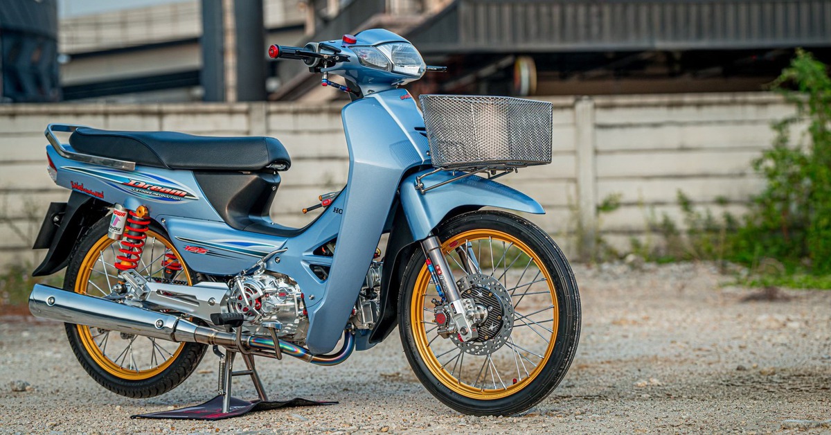 Honda Dream độ kiểu quý tộc: Nhìn bình thường nhưng toàn đồ hiệu, chơi cả thập kỷ không sợ lỗi mốt