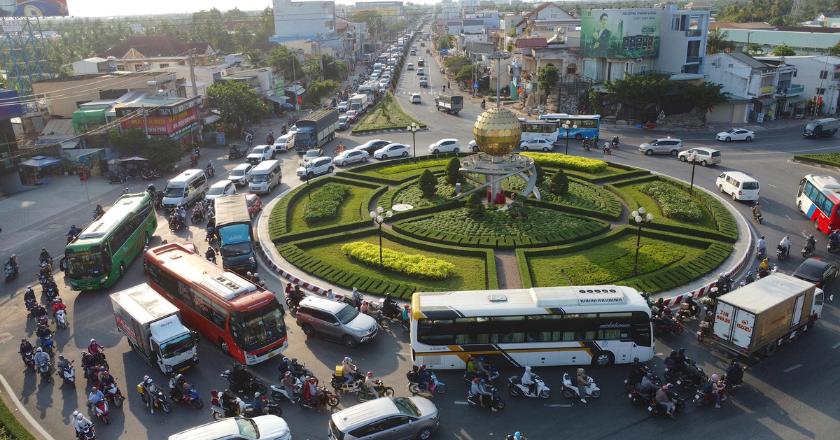 Hàng triệu người trở lại TP.HCM, nhiều điểm ùn ứ nặng tại Đồng Tháp