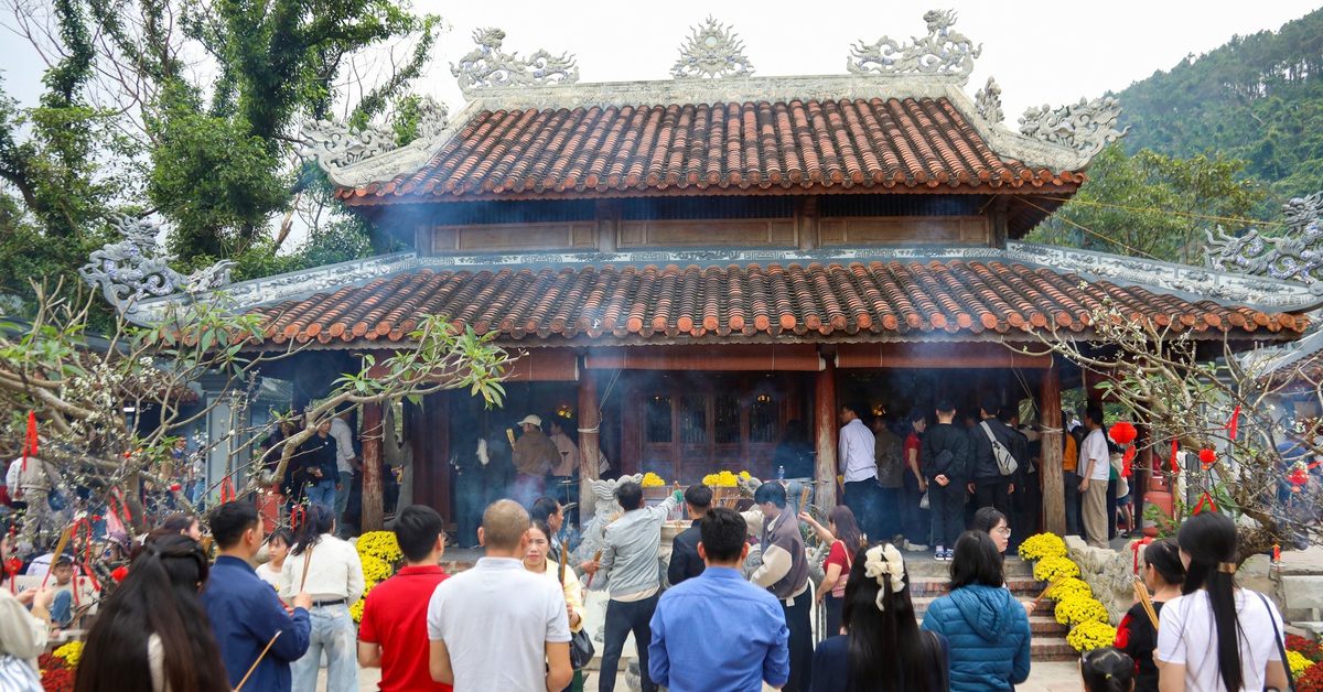 Mùng 6 Tết, hàng ngàn người dân đến chiêm bái ngôi đền thiêng dưới chân đèo Ngang