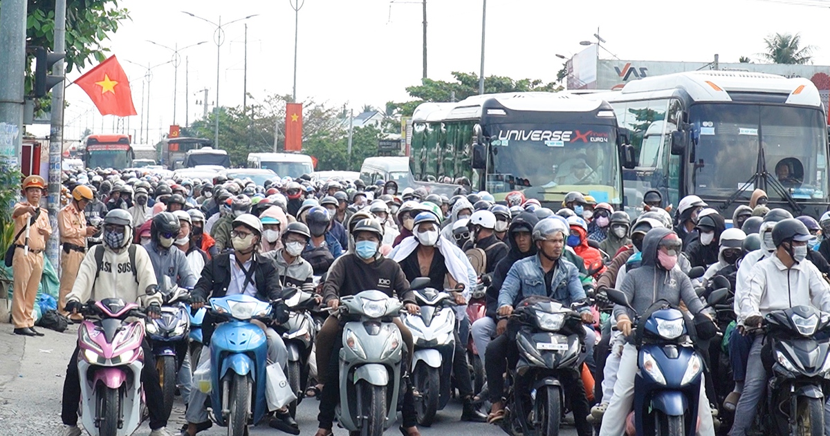 Flycam dòng xe trên nhiều tuyến đường từ miền Tây về TP.HCM sau kỳ nghỉ Tết