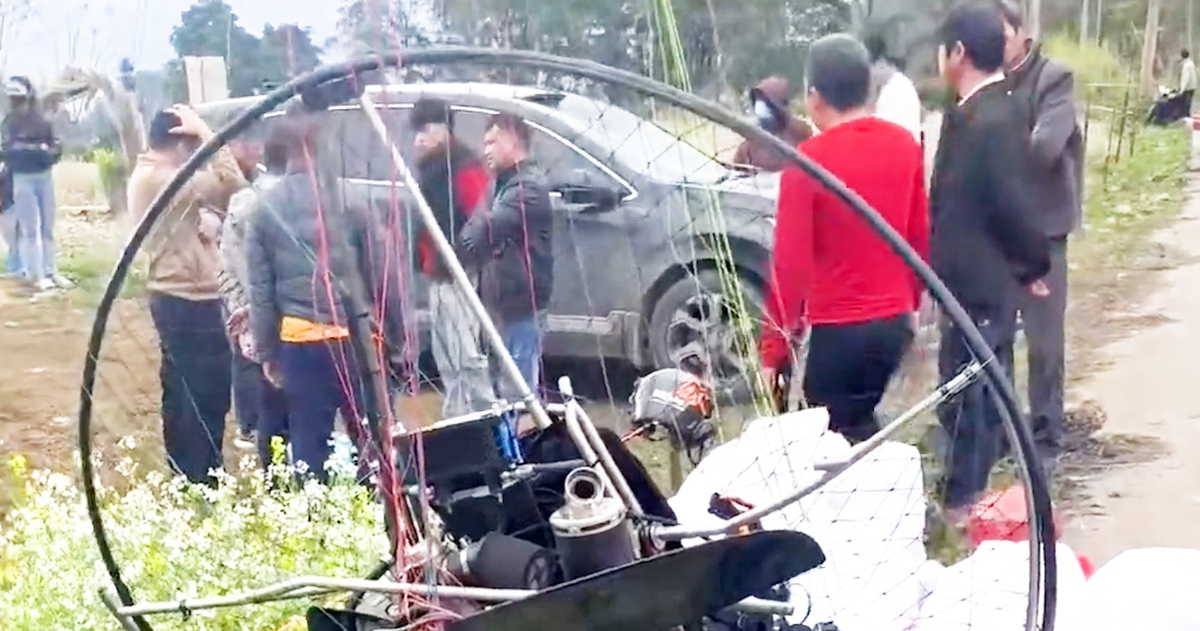 Thông tin chính thức vụ dù lượn gắn động cơ rơi trúng xe hơi tại Quản Bạ