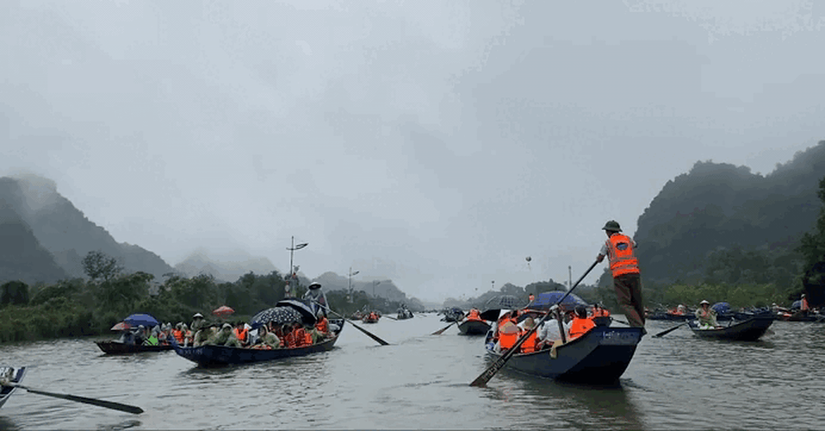 Chùa Hương khai hội: Bến Đục vắng xuồng máy, du khách nô nức trẩy hội mùng 6 Tết