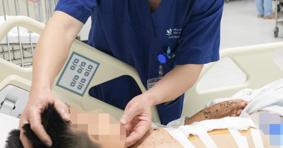 Vật giống ‘bóng đèn nhấp nháy’ phát nổ, bé trai 9 tuổi chấn thương nghiêm trọng