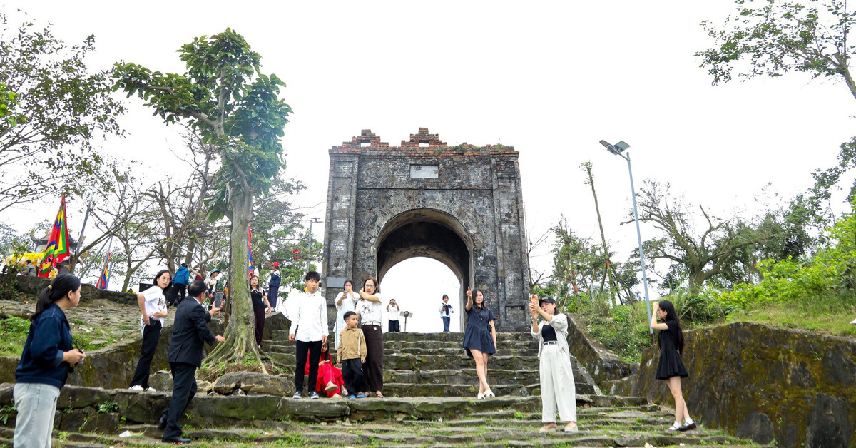 Lên 'cổng trời' Hoành Sơn nghe vang câu thơ đèo Ngang