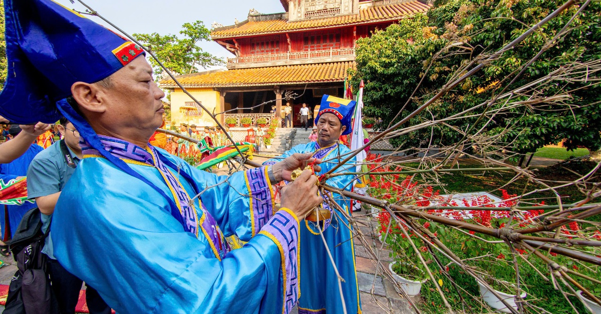 Hạ nêu, khai ấn đầu xuân tại Đại Nội Huế, khép lại kỳ nghỉ Tết Bính Ngọ