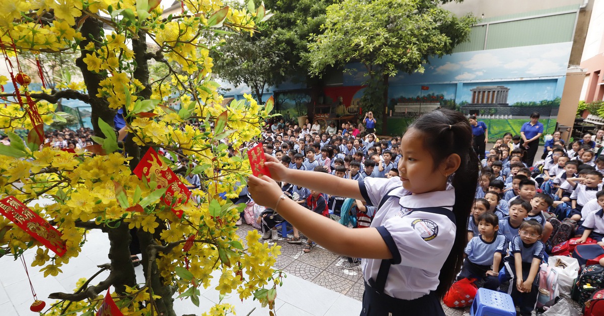 Gần 2,6 triệu học sinh TP.HCM rộn ràng trở lại trường sau Tết