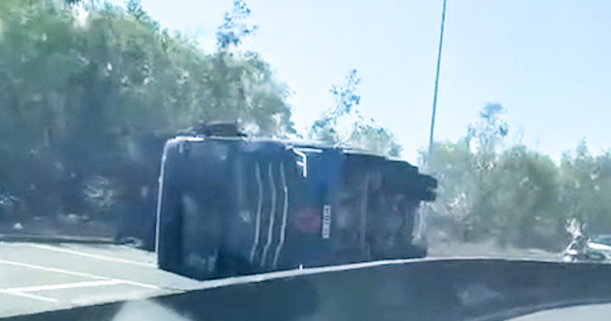 Xe ben mất lái lật chắn ngang đường trên đèo Cù Hin, Khánh Hòa