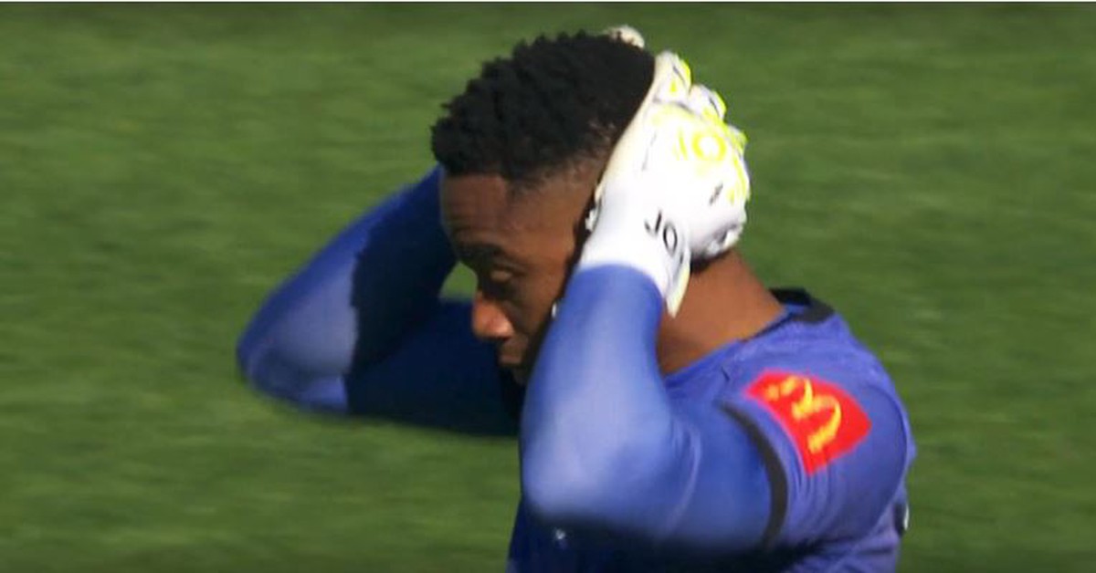 Thủ môn đốt lưới nhà 'dị' nhất lịch sử, khiến HLV bay ghế ngay sau trận đấu