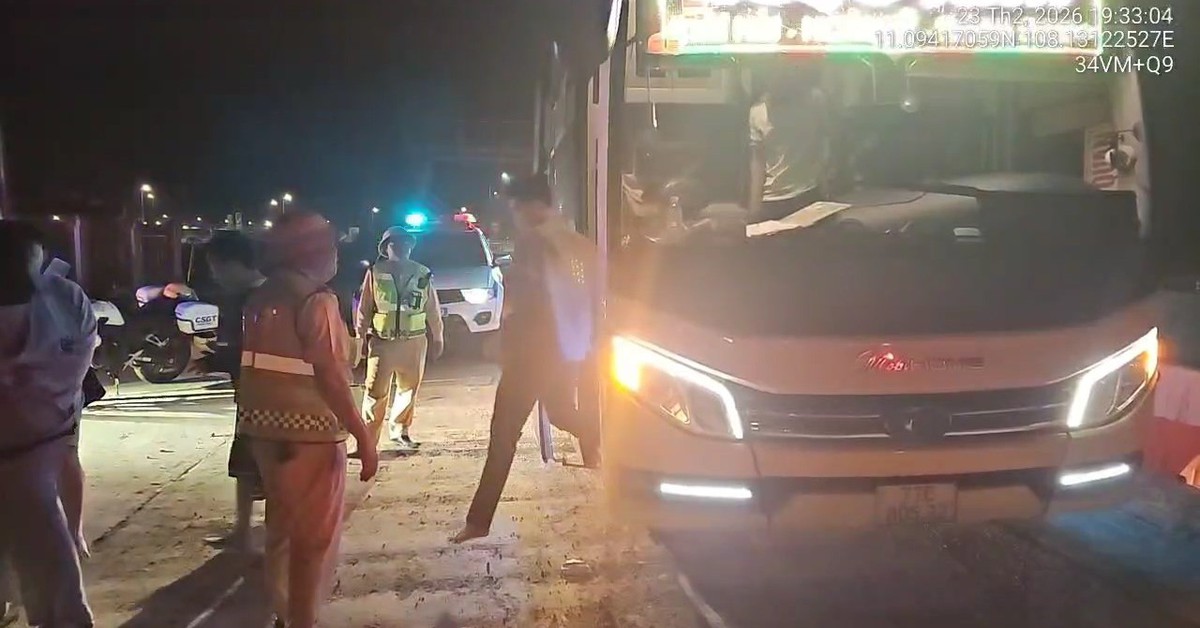 Xe khách trên cao tốc Vĩnh Hảo - Phan Thiết 'nhồi' thêm 8 người bị lập biên bản