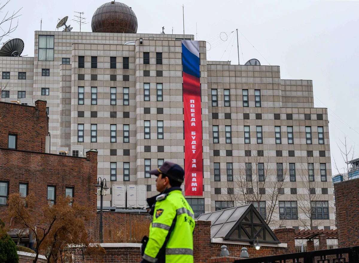 Seoul phản đối khẩu hiệu gây tranh cãi, Đại sứ quán Nga hủy lễ kỷ niệm ngoài trời