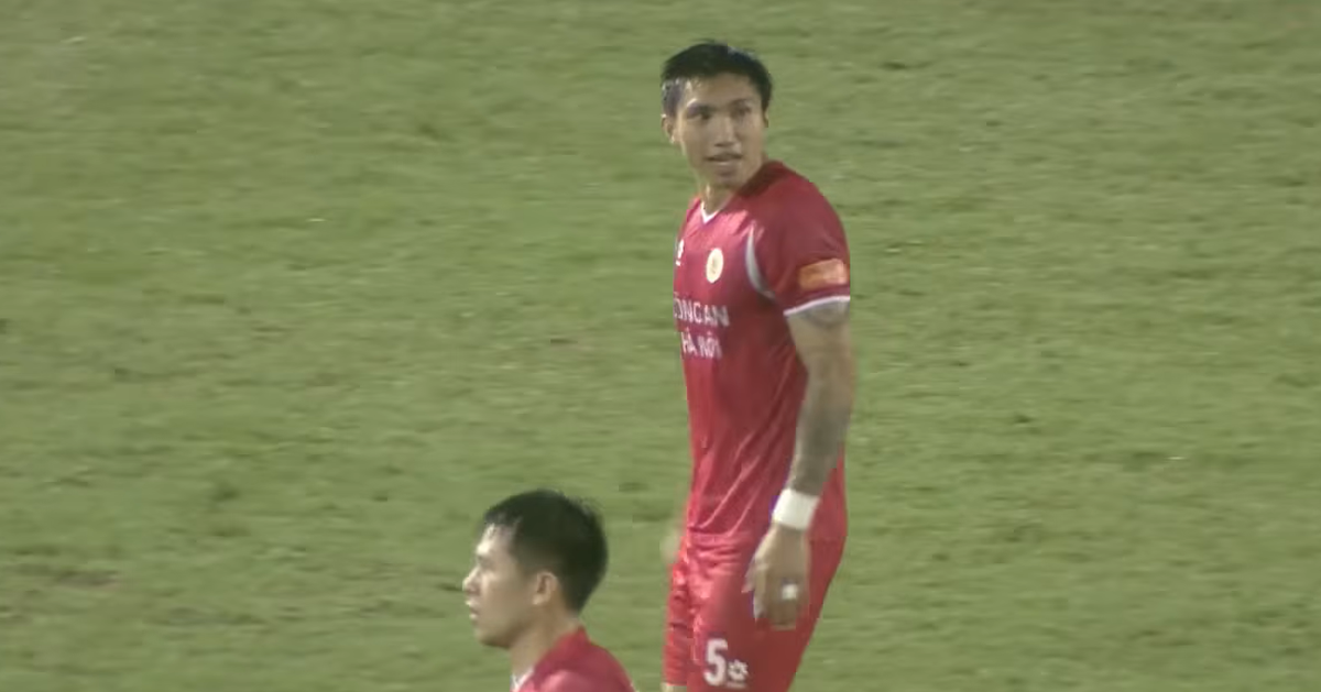 Video: Chỉ cần 1 giây, Văn Hậu lập siêu phẩm từ giữa sân