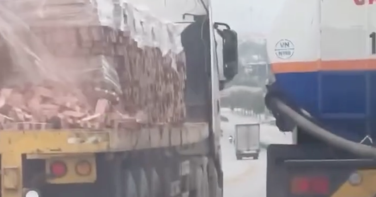 Xe đầu kéo làm rơi gạch xuống đường, tài xế bị phạt 3 triệu đồng